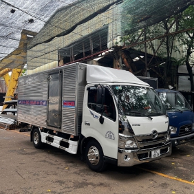 Tại Sao Xe Tải Hino 2 Tấn 2 Thùng Kín Inox 304 Là Lựa Chọn Hoàn Hảo?