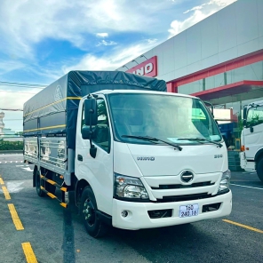 Xe Tải Hino 2 Tấn 5 Thùng Mui Bạt | Giá Xe Hino 2 Tấn 5 Mới Nhất 2023