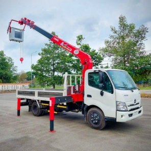 Xe cẩu Hino XZU720L gắn cẩu Unic 376 tải 2 tấn 1 - Xe Hino XZU720L gắn cẩu Unic 376 có rổ nâng người tải 2 tấn 1