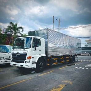 Xe tải Hino 8 tấn thùng kín 10 mét 2 cửa hông