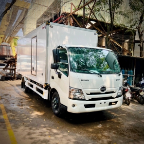 Xe Tải Hino 5 Tấn Thùng Bảo Ôn Trần Auto