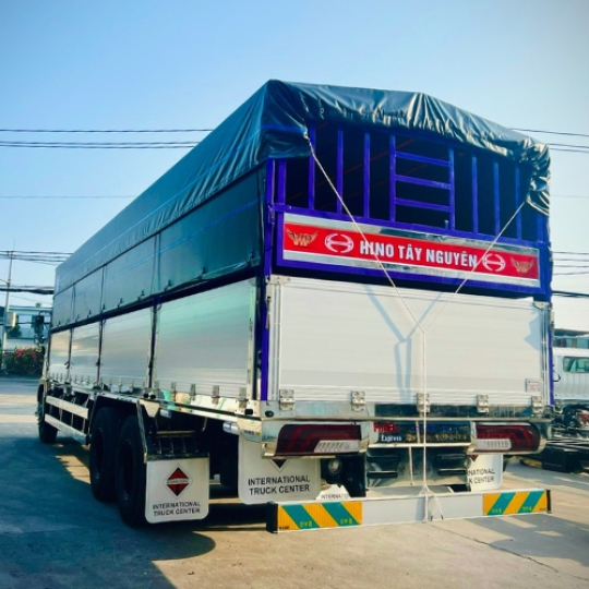 Xe tải Hino 3 chân 2 cầu thật thùng mui bạt nhôm thiết kế đà I thùng dài 9m4