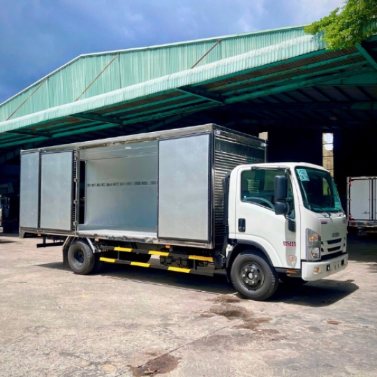 Xe tải Isuzu NQR 550 thùng kín 5 tấn 2 cửa hông - Isuzu 5 tấn NQR 550 thùng kín 2 cửa hông