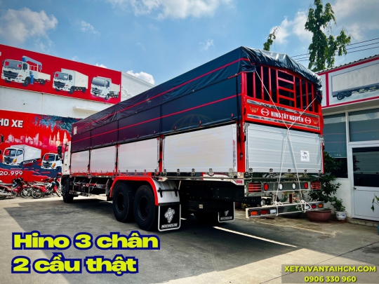 Xe tải Hino 3 chân 2 cầu thật thùng mui bạt nhôm thiết kế đà I thùng dài 9m4