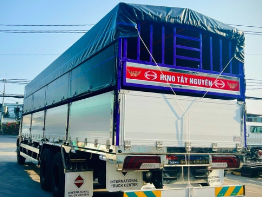 Xe tải Hino 3 chân 2 cầu thật thùng mui bạt nhôm thiết kế đà I thùng dài 9m4
