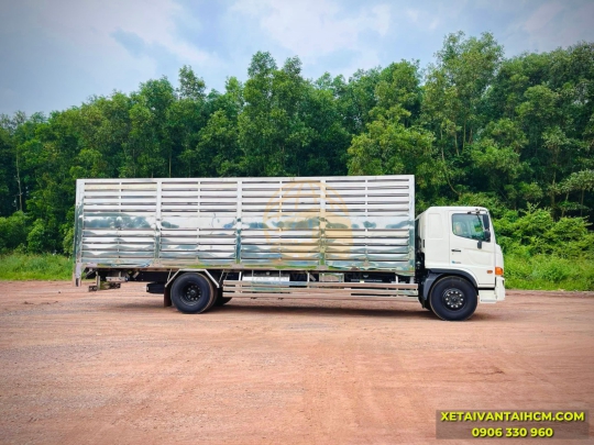 Xe tải Hino 8 tấn FG8JT7A thùng chở heo có hệ thống làm mát