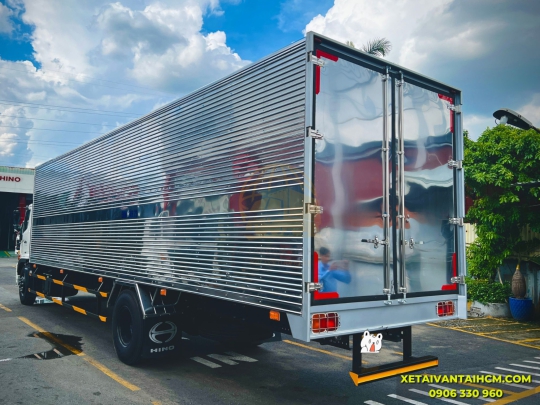 Xe tải Hino 8 tấn thùng kín 10 mét 2 cửa hông