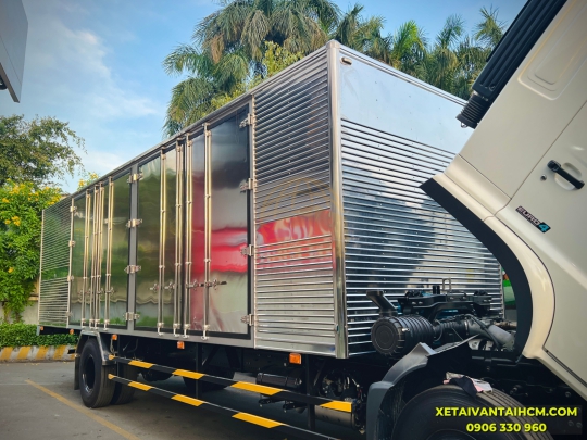 Xe tải Hino 8 tấn FG8JT8A thùng kín 6 cửa thùng dài 8m8 - Hino 8 tấn thùng kín dài 8m8 thiết kế 6 cửa