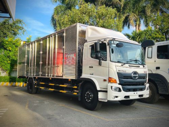 Xe tải Hino 8 tấn FG8JT8A thùng kín 6 cửa thùng dài 8m8 - Hino 8 tấn thùng kín dài 8m8 thiết kế 6 cửa