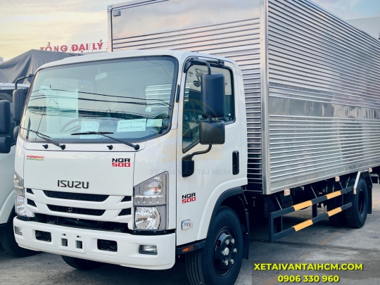 Xe tải Isuzu NQR 550 thùng kín dài 5m7 tải 4.9 tấn cửa hông 1m2