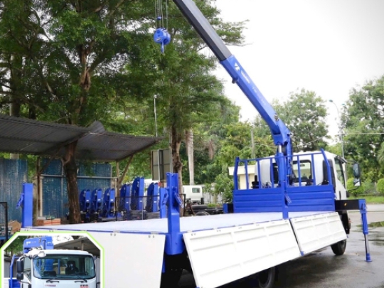 Xe tải Isuzu FRR 650 thùng lửng gắn cẩu Tadano 304 - Xe cẩu Isuzu FRR 650 gắn cẩu Tadano 3 tấn 4 khúc