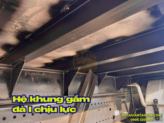 Xe tải Hino 3 chân 2 cầu thật thùng mui bạt nhôm thiết kế đà I thùng dài 9m4