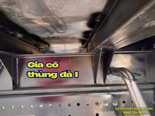 Xe tải Hino 3 chân 2 cầu thật thùng mui bạt nhôm thiết kế đà I thùng dài 9m4