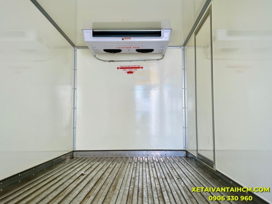 Xe tải Isuzu 1.9 tấn thùng đông lạnh Quyền Cool Express máy lạnh T2500