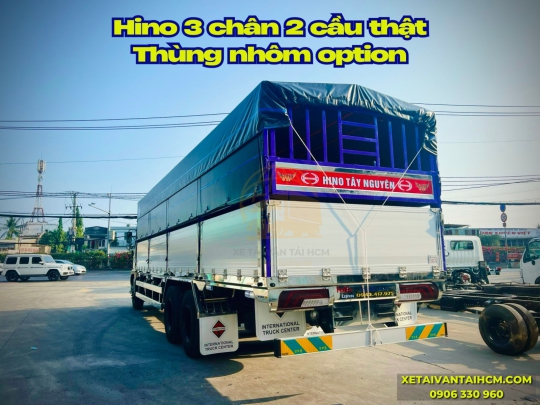 Xe tải Hino 3 chân 2 cầu thật thùng mui bạt nhôm thiết kế đà I thùng dài 9m4