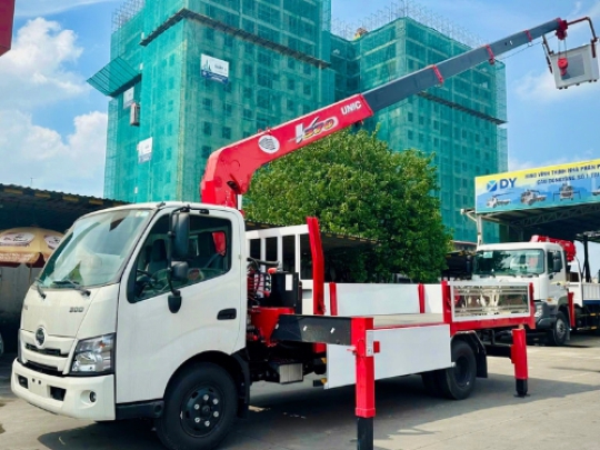 Xe cẩu Hino 3.5 tấn gắn cẩu Unic 375 có rổ nâng người - Xe cẩu Hino 3.5 tấn gắn cẩu Unic 3 tấn 5 khúc (chân tú vuông)