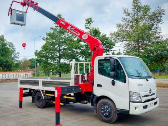 Xe cẩu Hino XZU720L gắn cẩu Unic 376 tải 2 tấn 1 - Xe Hino XZU720L gắn cẩu Unic 376 có rổ nâng người tải 2 tấn 1