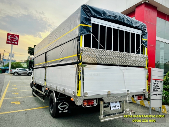 Xe Tải Hino 3T5 Thùng Mui Bạt Bửng Nhôm 2025